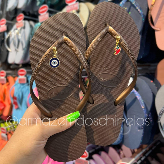 Havaianas Slim + Pingente Olho Grego e pimenta - Armazém dos Chinelos  