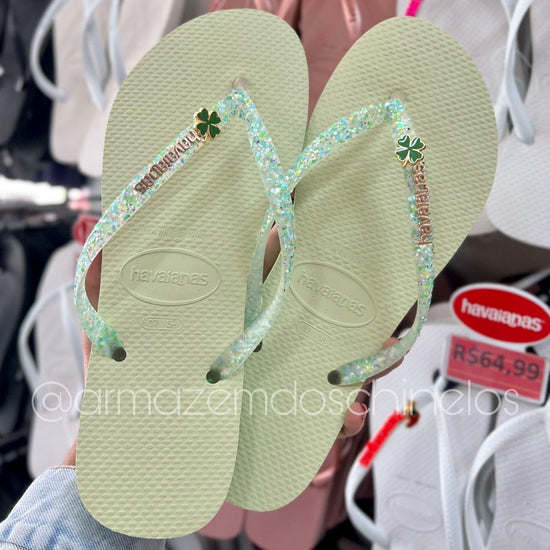 Havaianas Slim Glitter Flrish + Pingente trevo de quatro folhas - Armazém dos Chinelos  