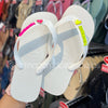 Havaianas Top (Branco) + Placa Logo e Pingente Coração