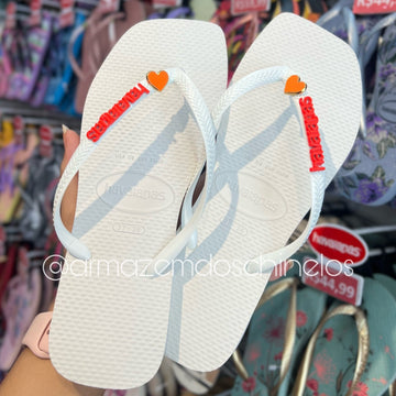 Havaianas Square (Branco) + Pingente Placa Logo e Coração Resina