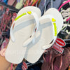 Havaianas Top (Branco) + Placa Logo e Pingente Coração