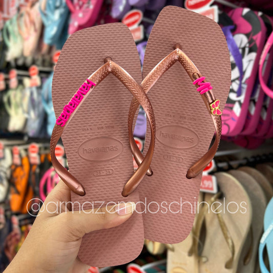 Havaianas Slim Square + Pingente Placa Logo, Borboleta e nome (Mi)