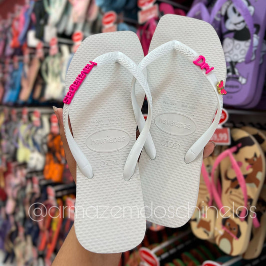 Havaianas Slim Square + Pingente Placa Logo, Borboleta e Nome (Dri)