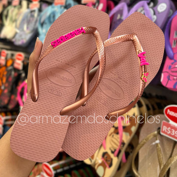 Havaianas Slim Square + Pingente Placa Logo, Borboleta e Nome (Val)