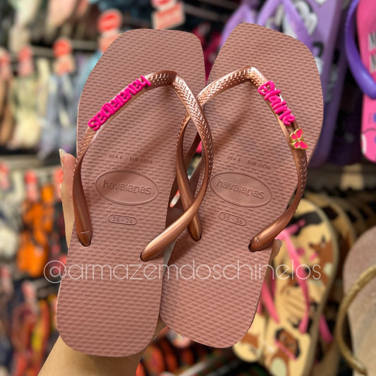 Havaianas Slim Square + Pingente Placa Logo, Borboleta e nome (Elaine)