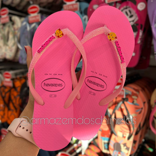 Havaianas Slim Glitter neon + pingente emoji (Corações no Rosto)