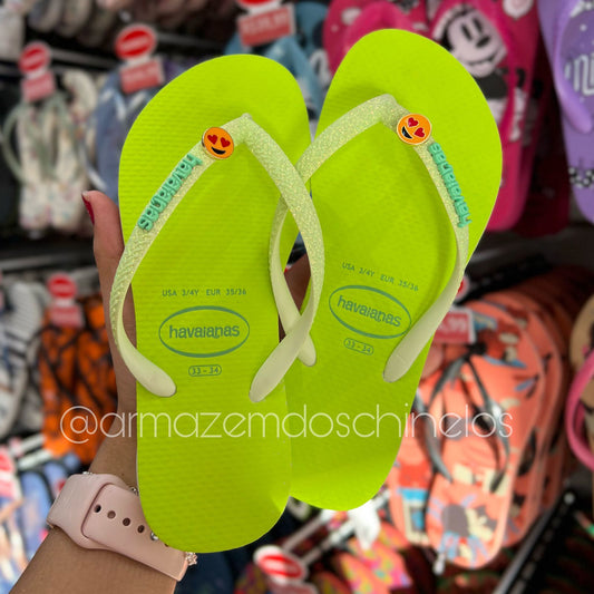 Havaianas Slim Glitter neon + pingente emoji (Corações no olho)