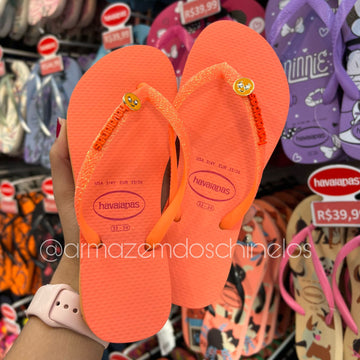 Havaianas Slim Glitter neon + pingente Emoji (Emocionado)