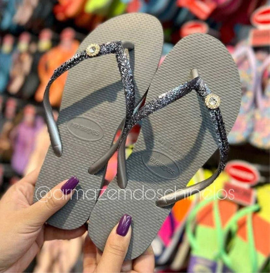 Havaianas Slim Glitter II + Pingente Ponto de Luz de Flor - Armazém dos Chinelos  