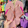 Havaianas Slim Square (Rosa Crocus) + Pingente Placa Logo - Armazém dos Chinelos  