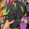 Havaianas Slim Square (Preto) + Pingente Placa Logo - Armazém dos Chinelos  