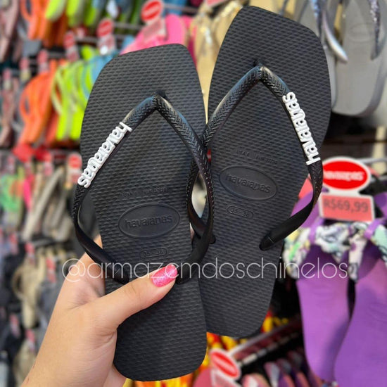 Havaianas Slim Square (Preto) + Pingente Placa Logo - Armazém dos Chinelos  