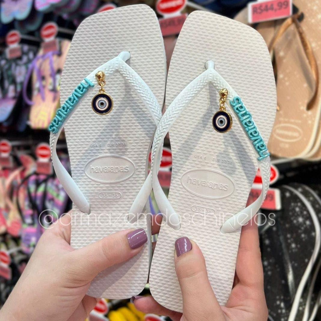 Havaianas Slim Square (Branco) + Pingente Placa e olho Grego - Armazém dos Chinelos  