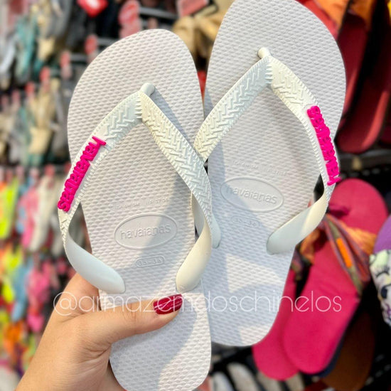 Havaianas Top (Branco) + Pingente Placa Logo - Armazém dos Chinelos  