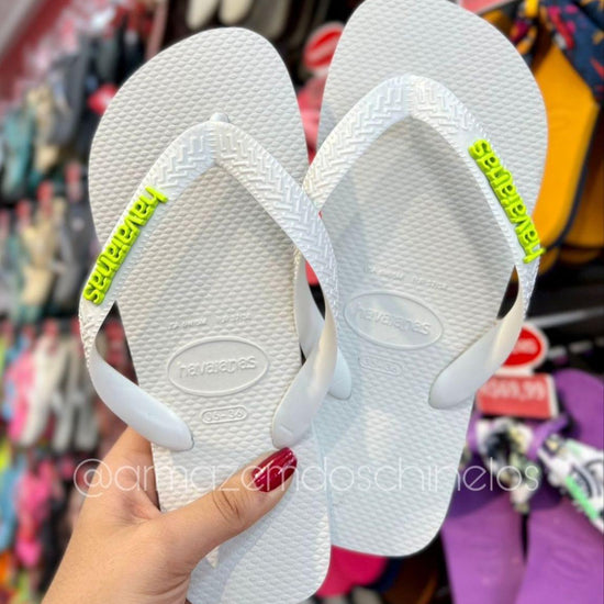 Havaianas Top (Branco) + Pingente Placa Logo - Armazém dos Chinelos  