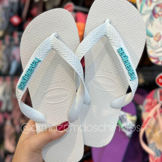 Havaianas Top (Branco) + Pingente Placa Logo - Armazém dos Chinelos  