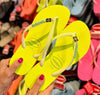 Havaianas Slim Glitter Neon + Pingente Brasil - Armazém dos Chinelos  