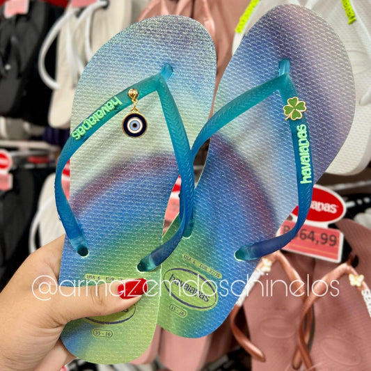 Havaianas Slim Metallic Rainbow + Pingente de Olho Grego e Trevo de Quatro Folhas - Armazém dos Chinelos  